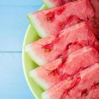 verse, sappige biologische watermeloen op een houten achtergrond foto