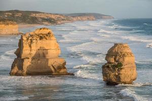 twaalf apostel een iconische rotsformatie tijdens de zonsondergang op de grote oceaanweg van de staat victoria, australië. foto