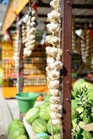 knoflook en chili op de markt foto