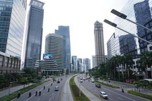 zie het uitzicht op Jalan Sudirman in Jakarta, Indonesië vanaf een voetgangersbrug foto