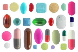 kleurrijke pillen geïsoleerd op wit foto