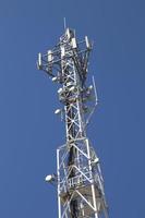 telecommunicatietoren tegen blauwe hemel foto