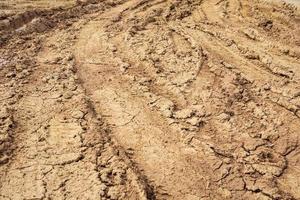 wielsporen op landelijke onverharde weg foto