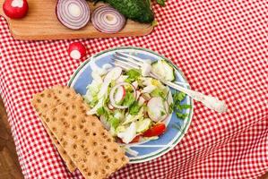 lente salade met radijs, komkommer, kool en ui close-up