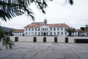 het vooraanzicht van het jakarta geschiedenis museum batavia museum gelegen in de oude stad kota tua van jakarta, indonesië. foto