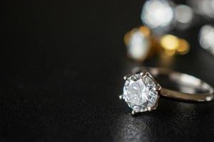 sieraden diamanten ringen ingesteld op zwarte achtergrond close-up foto