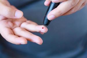 bloedglucose testen op diabetes foto