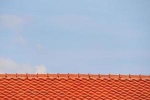 dak op de top en blauwe lucht witte wolk achtergrond foto