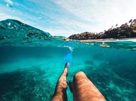 snorkelen in de zee op een tropisch eiland foto