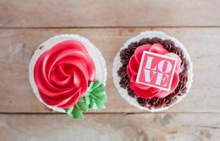 rode roos cupcakes op houten tafel foto