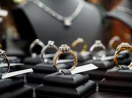 sieraden, diamanten ringen en halskettingen worden getoond in de etalage van een luxe winkel; foto