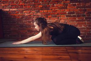 fitness vrouw doet stretching foto