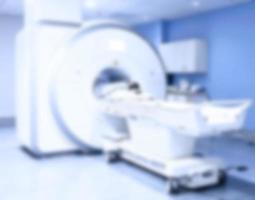 magnetische resonantie beeldvorming mri, medisch diagnostisch apparaat, röntgencomputer, computertomografie CT-scan, axiale tomografie in een moderne kliniek. zacht getinte onscherpe achtergrond. foto