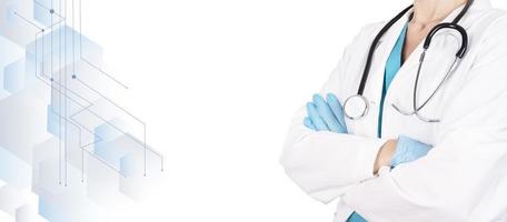 vrouwelijke arts in medische kleding met een stethoscoop op een medische witte achtergrond. zijaanzicht. banner voor de gezondheidszorg. ruimte kopiëren. foto
