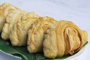 maleisië populaire en traditionele snack karipap gevuld met aardappel vulling. foto