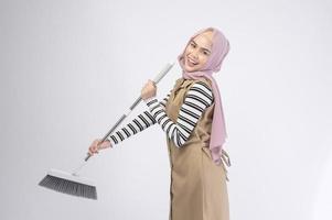 jonge moslim mooie huisvrouw glimlachend op witte achtergrond foto