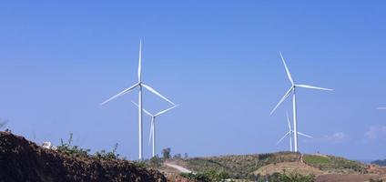 offshore windenergie en energiepark met veel windturbines op de berg foto