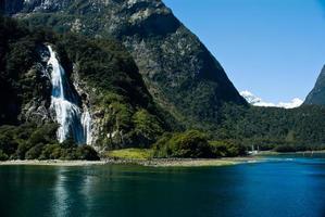 waterval met bergzee en bluesky.sceneric gezichtspunt bij milford sound, nieuw-zeeland foto