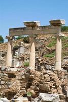 oude kolom met de blauwe lucht, ephesus, turkije foto