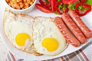 Engels ontbijt - worstjes, eieren, bonen en salade