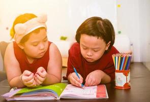 kinderen doen huiswerk foto