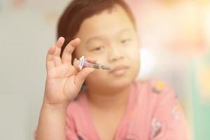 kind houdt het vaccin in de hand vingertop foto