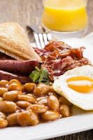 compleet Engels ontbijt met spek, worst, gebakken ei, gebakken bea