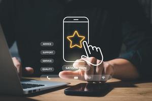 gebruiker geeft beoordeling aan service-ervaring op online applicatie, klantbeoordeling tevredenheidsfeedback-enquêteconcept, klant kan de kwaliteit van de service evalueren, wat leidt tot reputatieclassificatie van het bedrijf. foto