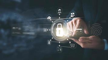 cybersecurity concept wereldwijde netwerkbeveiligingstechnologie, zakenmensen beschermen persoonlijke informatie. encryptie met een sleutelpictogram op de virtuele interface. foto