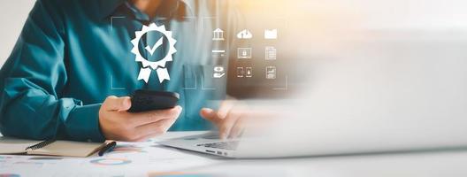 zakenmensen die met computers en smartphones werken een symbool van topservice iso-certificering documentbeheersysteem kwaliteitsborging. foto