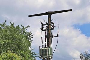 close-up zicht op een grote hoogspanningsmast die elektriciteit transporteert in een landelijke omgeving foto