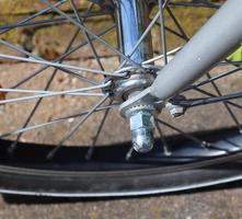 close-up zicht op een fietswiel met meerdere metalen spaken foto