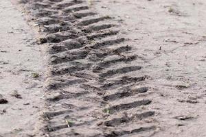 gedetailleerd close-up zicht op droge landbouwgronden met bandensporen in hoge resolutie foto