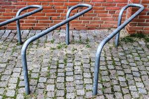 close-up zicht op een fietswiel met meerdere metalen spaken foto