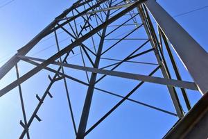 close-up zicht op een grote hoogspanningsmast die elektriciteit transporteert in een landelijke omgeving foto