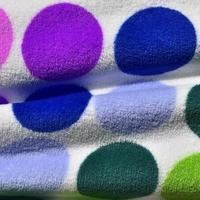 gedetailleerde close-up van monsters van stof en stoffen in verschillende kleuren gevonden op een stoffenmarkt foto