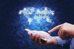 wereldwijd netwerkconcept, hand man met mobiele telefoon en virtuele kaart en netwerklink. foto