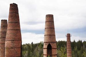 kalkovens van een verlaten marmer- en kalkfabriek foto