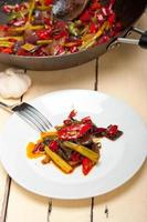 gebakken chili peper en groente op een wok pan