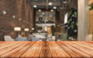 lege houten tafel voor abstracte onscherpe achtergrond van coffeeshop. houten tafel aan de voorkant kan worden gebruikt voor het weergeven of monteren van uw producten. mock-up voor weergave van het product foto