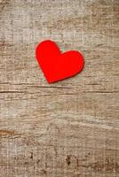 rood papier hart op houten grunge achtergrond