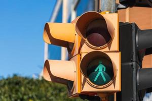 verkeerslichten over stedelijke kruising. groen licht foto