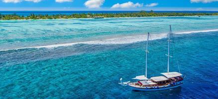 panoramische turquoise oceaanwater zeilboot, bekijk luchtfoto drone zeegezicht. tropische zeegolven, geweldig luchtkoraalrif, lagune. mensen recreatieve buitenactiviteiten, zwemmen, snorkelen, duiktoerisme