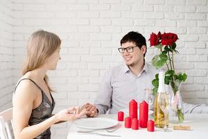 romantische date. verliefd stel heeft een romantische date thuis die tijd samen doorbrengt foto