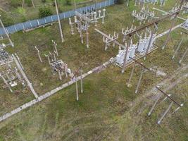 luchtfoto van het oude landelijke hoogspanningsstation voor elektrische spoorwegen. foto