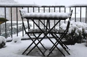 mesa y sillas con nieve