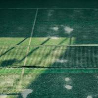 lege tennisbaan in het sportcentrum foto