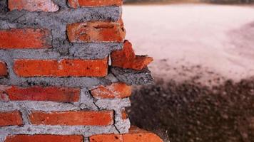 onconventionele bouwplaats het metselwerk was verwaarloosd, onverantwoord, vorderde niet, slechts half af. sommige delen hadden de muren ruwe oppervlakken. foto