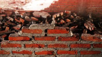 close-up van het puin van een industrieel gebouw dat instort in een stapel beton en baksteen. en het grillige puin veroorzaakt door het falen van de ingenieurs bij de verlaten constructie. foto