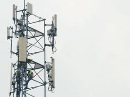 technici onderhouden telefoonmasten. werken op hoge grond vereist veiligheidsmaatregelen. foto